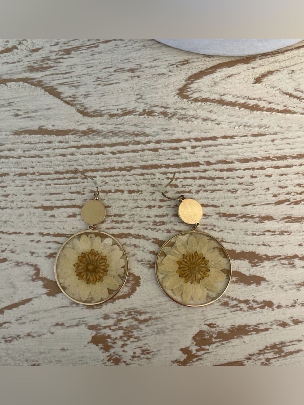 Altar’d State: Pressed Daisy Round Resin Earrings